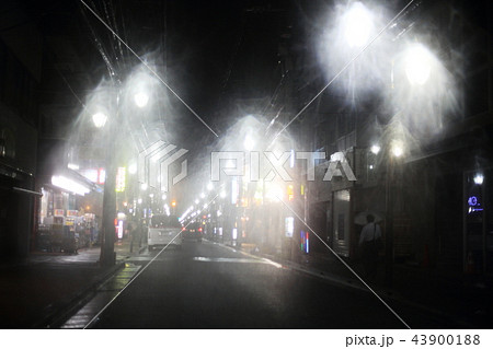 雨の街灯 雨の街灯 43900188