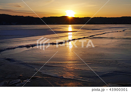 【長野県】御神渡り夕景・おみわたり 諏訪湖 (下諏訪湖岸通りコンビニエンス・ストア付近) 2018 【長野県】御神渡り夕景・おみわたり 諏訪湖 (下諏訪湖岸通りコンビニエンス・ストア付近) 2018 43900301