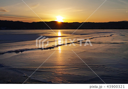 【長野県】御神渡り夕景・おみわたり 諏訪湖(下諏訪湖岸通りコンビニエンス・ストア付近) 2018 【長野県】御神渡り夕景・おみわたり 諏訪湖(下諏訪湖岸通りコンビニエンス・ストア付近) 2018 43900321