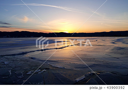 【長野県】御神渡り夕景・おみわたり 諏訪湖 （下諏訪湖岸通りコンビニエンス・ストア付近） 2018 43900392