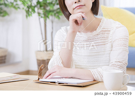 悩む女性 ボディパーツ パーツカット 悩む女性 ボディパーツ パーツカット 43900459