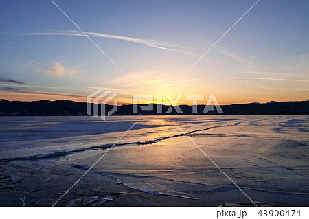 【長野県】御神渡り夕景・おみわたり 諏訪湖 (下諏訪湖岸通りコンビニエンス・ストア付近) 2018 【長野県】御神渡り夕景・おみわたり 諏訪湖 (下諏訪湖岸通りコンビニエンス・ストア付近) 2018 43900474