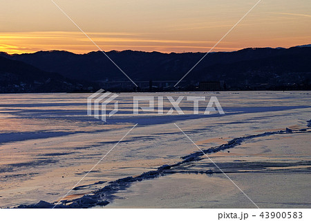 【長野県】御神渡り夕景・おみわたり 諏訪湖 (下諏訪湖岸通りコンビニエンス・ストア付近) 2018 【長野県】御神渡り夕景・おみわたり 諏訪湖 (下諏訪湖岸通りコンビニエンス・ストア付近) 2018 43900583