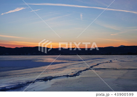 【長野県】御神渡り夕景・おみわたり 諏訪湖 （下諏訪湖岸通りコンビニエンス・ストア付近） 2018 43900599