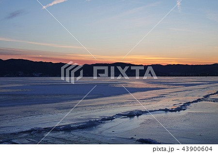 【長野県】御神渡り夕景・おみわたり 諏訪湖 (下諏訪湖岸通りコンビニエンス・ストア付近) 2018 【長野県】御神渡り夕景・おみわたり 諏訪湖 (下諏訪湖岸通りコンビニエンス・ストア付近) 2018 43900604