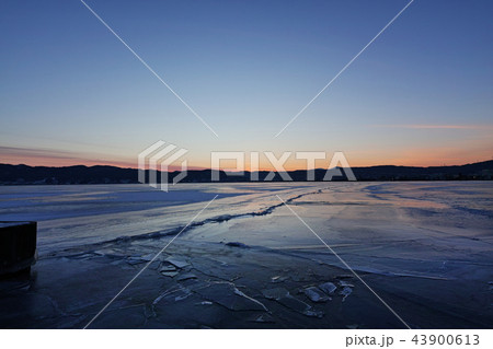 【長野県】御神渡り夕景・おみわたり 諏訪湖 (下諏訪湖岸通りコンビニエンス・ストア付近) 2018 【長野県】御神渡り夕景・おみわたり 諏訪湖 (下諏訪湖岸通りコンビニエンス・ストア付近) 2018 43900613