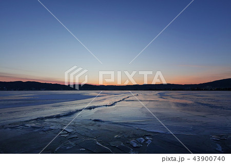 【長野県】御神渡り夕景・おみわたり 諏訪湖 (下諏訪湖岸通りコンビニエンス・ストア付近) 2018 【長野県】御神渡り夕景・おみわたり 諏訪湖 (下諏訪湖岸通りコンビニエンス・ストア付近) 2018 43900740