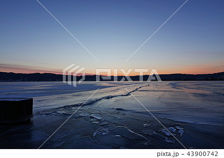 【長野県】御神渡り夕景・おみわたり 諏訪湖 (下諏訪湖岸通りコンビニエンス・ストア付近) 2018 【長野県】御神渡り夕景・おみわたり 諏訪湖 (下諏訪湖岸通りコンビニエンス・ストア付近) 2018 43900742