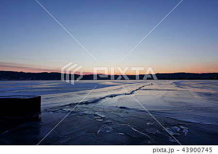 【長野県】御神渡り夕景・おみわたり 諏訪湖 （下諏訪湖岸通りコンビニエンス・ストア付近） 2018 43900745