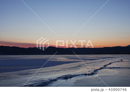 【長野県】御神渡り夕景・おみわたり 諏訪湖 （下諏訪湖岸通りコンビニエンス・ストア付近） 2018 43900746