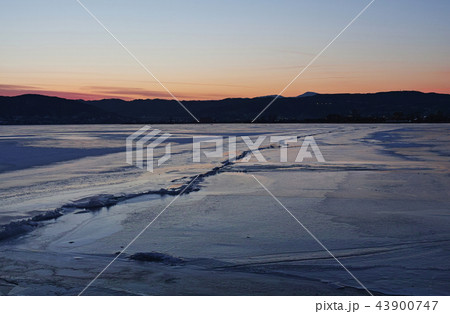 【長野県】御神渡り夕景・おみわたり 諏訪湖 (下諏訪湖岸通りコンビニエンス・ストア付近) 2018 【長野県】御神渡り夕景・おみわたり 諏訪湖 (下諏訪湖岸通りコンビニエンス・ストア付近) 2018 43900747