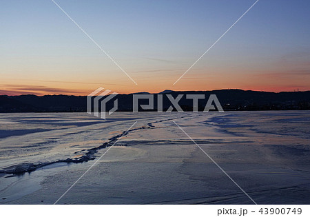 【長野県】御神渡り夕景・おみわたり 諏訪湖 （下諏訪湖岸通りコンビニエンス・ストア付近） 2018 43900749