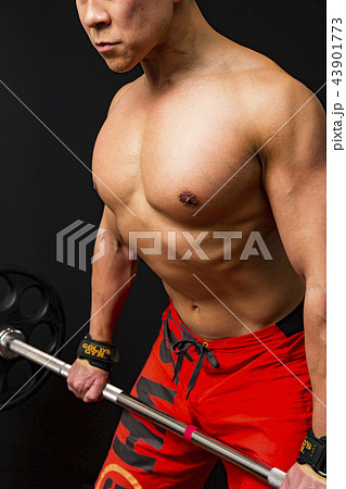 筋トレをする男性 43901773