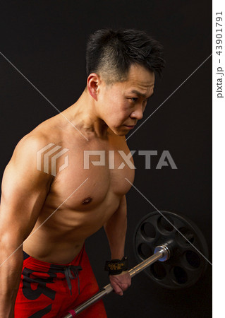 筋トレをする男性 筋トレをする男性 43901791