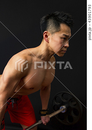 筋トレをする男性 筋トレをする男性 43901793