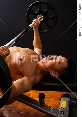 筋トレをする男性 43901804