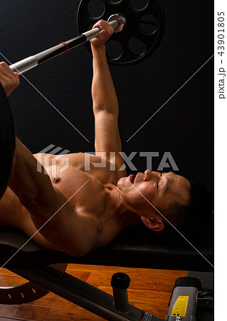 筋トレをする男性 43901805