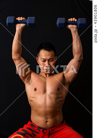 筋トレをする男性 43901806
