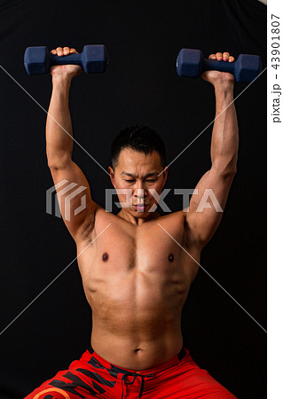 筋トレをする男性 43901807