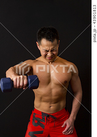 筋トレをする男性 筋トレをする男性 43901813