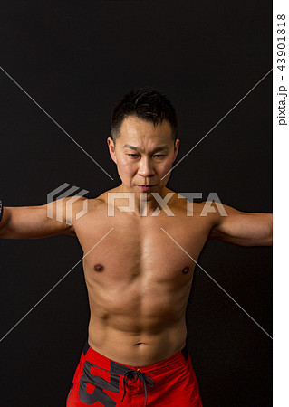 筋トレをする男性 43901818