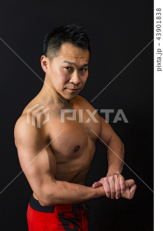 筋トレをする男性 43901838