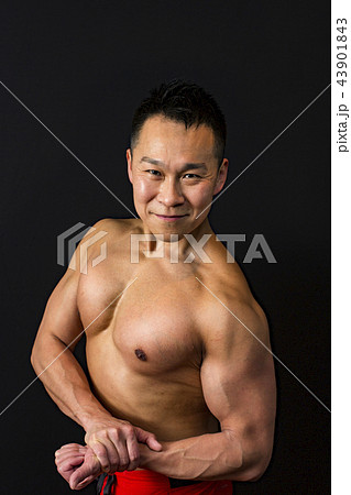 筋トレをする男性 43901843