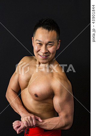 筋トレをする男性 43901844