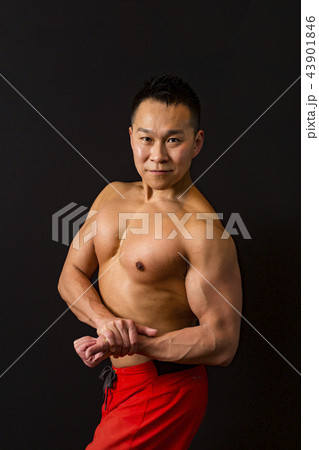筋トレをする男性 筋トレをする男性 43901846