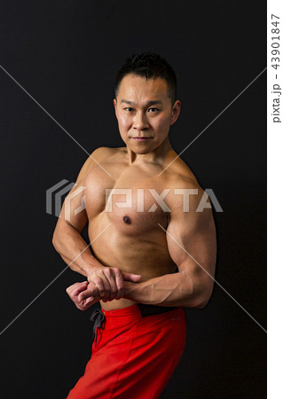筋トレをする男性 筋トレをする男性 43901847