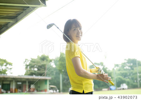 ゴルフをする女性 43902073