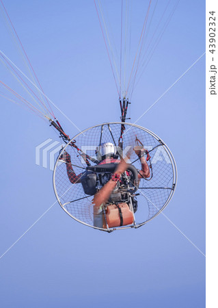 モーターパラグライダー パラモーター 縦構図 青空 モーターパラグライダー パラモーター 縦構図 青空 43902324