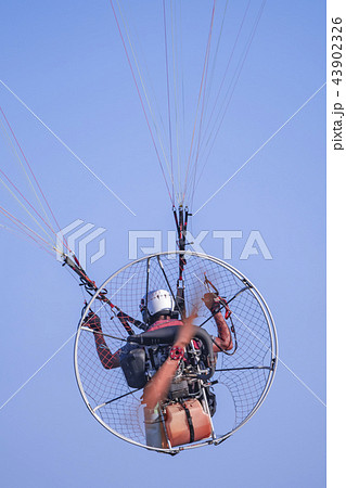 モーターパラグライダー パラモーター 縦構図 青空 モーターパラグライダー パラモーター 縦構図 青空 43902326