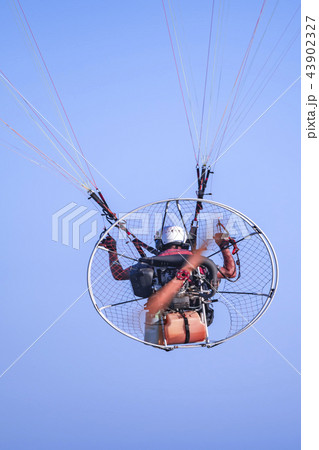 モーターパラグライダー パラモーター 縦構図 青空 モーターパラグライダー パラモーター 縦構図 青空 43902327