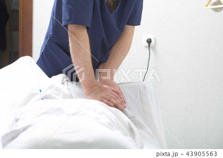 massage therapist makes a man a massage 43905563