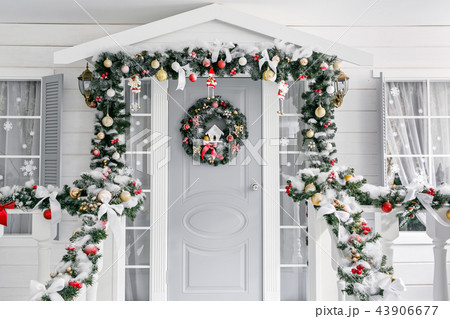 Christmas morning. porch a small house with a decorated door with a Christmas wreath. Winter fairy 43906677