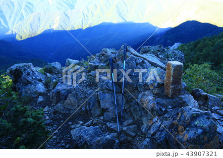 南アルプス光岳 山頂の風景 南アルプス光岳 山頂の風景 43907321