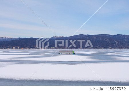 【長野県】「御神渡り」出現時 結氷した諏訪湖の風景  43907379