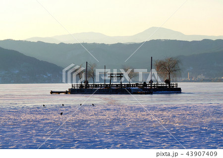 【長野県】初島「御神渡り」出現時 結氷した諏訪湖の風景 43907409
