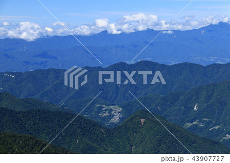 南アルプス光岳への道　縦走路から見える遠山郷下栗の里　恵那山 43907727
