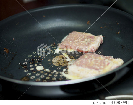 フライパンで調理中のお肉 フライパンで調理中のお肉 43907999