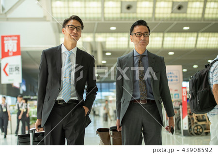 ビジネスマン 空港 出張 ビジネス イメージ ビジネスマン 空港 出張 ビジネス イメージ 43908592
