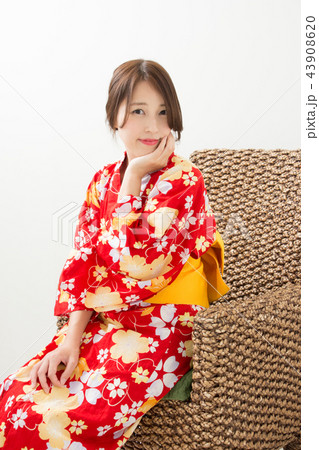 座る浴衣の女性 座る浴衣の女性 43908620