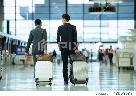 ビジネスマン 空港 出張 ビジネス イメージ 43908635