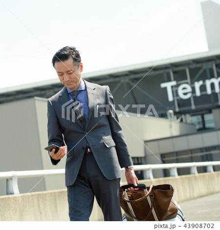 ビジネスマン 空港 出張 ビジネス イメージ 43908702