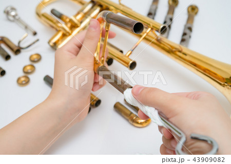 トランペットのメンテナンス 清掃 トランペットのメンテナンス 清掃 43909082