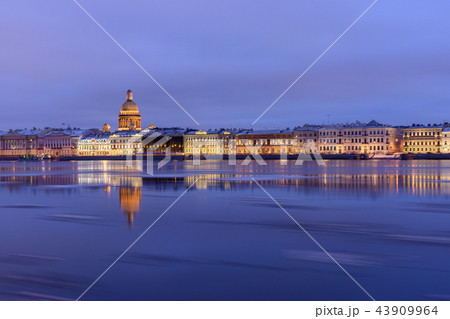Admiralty embankment and St Isaac's Cathedral  43909964