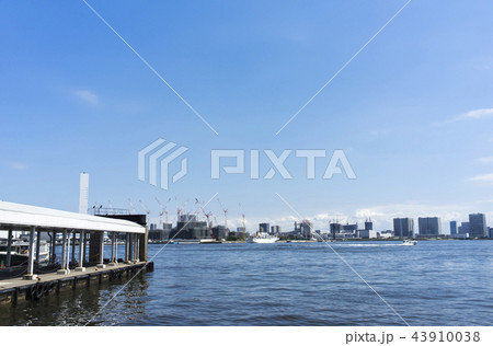 東京 日の出埠頭からの望む東京湾 晴海方面 建設中のオリンピック選手村 東京 日の出埠頭からの望む東京湾 晴海方面 建設中のオリンピック選手村 43910038