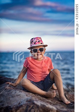 Little boy smiling Little boy smiling 43910095