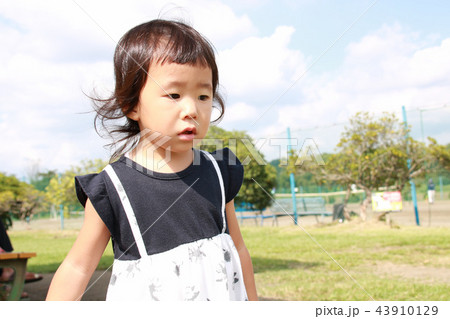 2歳の女の子のポートレート 2歳の女の子のポートレート 43910129